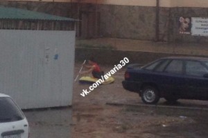Житель Астрахани устроил заплыв на детском круге по затопленной дождевой водой улице