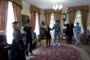 В Астрахани турецких школьников научили танцевать польку