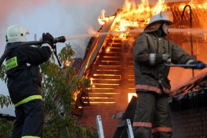 В Астрахани при пожаре в жилом доме на улице Огарёва спасены 12 человек