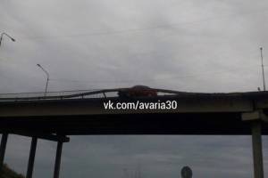 Под Астраханью автомобиль завис над мостом. Машину удержало ограждение