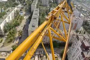 Экстремалы забрались на 115-метровый строительный кран и сняли видео