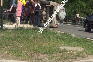 В Астрахани на перекрёстке улиц Н Островского и Волжской перевернулся внедорожник
