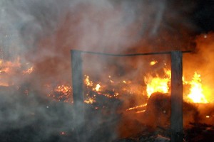 В Астраханской области из-за непотушенной сигареты сгорел жилой дом