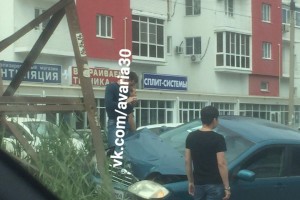 На ул. Бориса Алексеева автомобиль занесло и откинуло на столб