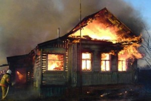 В Астраханской области из горящего дома эвакуировали пять человек