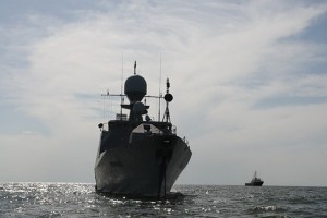 Моряки Каспийской флотилии учатся отражать нападение с воздуха и покидать тонущий корабль