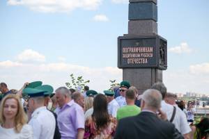 В Астрахани установили памятник пограничникам