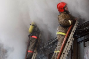 В Астрахани сгорел жилой дом Спасены двенадцать человек