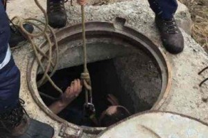 Астраханские спасатели достали мужчину из канализационного колодца