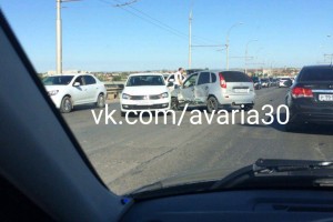 В Астрахани на Новом мосту произошла авария с участием четырёх машин