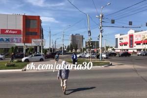 В Астрахани во время ДТП у «Ярмарки» иномарка вылетела на пешеходную зону