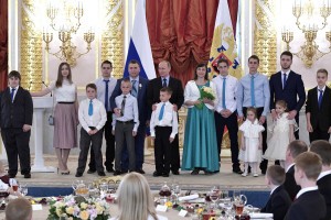 Александр Жилкин поздравил семью Шитовых с награждением орденом «Родительская слава»