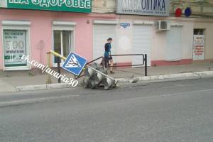 В центре Астрахани на дорогу упало два светофора