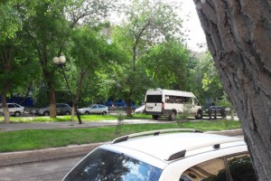 В Астрахани нашли водителя маршрутки, который ехал по пешеходной аллее на Савушкина
