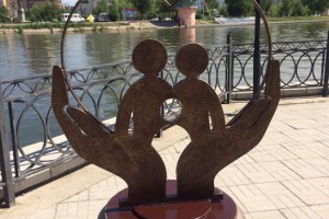 В Астрахани восстановили разрушенный вандалами памятник семье