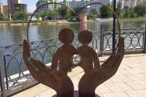 В Астрахани восстановлен памятник семье