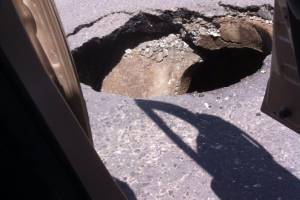 Астраханцы выложили в сеть снимок внушительной ямы на дороге