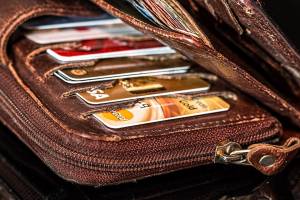 Астраханцы жалуются, что магазины берут процент за оплату банковскими картами