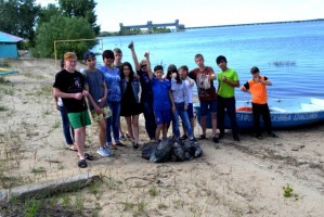 Воспитанники астраханских соцучреждений   продолжают очищать берега рек от мусора