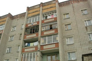 В Астраханской области выясняются обстоятельства падения 6-летней девочки с балкона