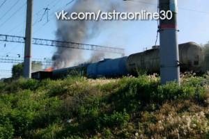 В Астрахани горят пассажирские вагоны. Кадры попали на видео
