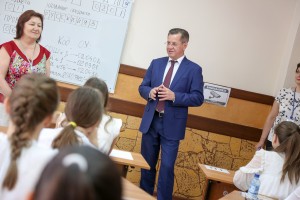 Губернатор Астраханской области проверил пункт проведения ЕГЭ в гимназии № 1
