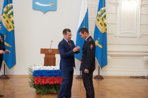 Глава Астраханской области наградил пятерых сотрудников Росгвардии за проявленное мужество