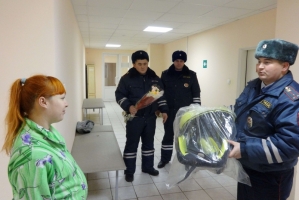 В Астраханской области сотрудники ГИБДД посетили родильное отделение больницы, где вручили молодым мамам автокресла