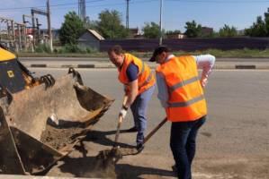 Астраханский министр вышел чистить дороги вместе с рабочими