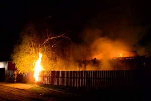 В с Новый Рычан Астраханской области ночью сгорел жилой дом, спасены трое