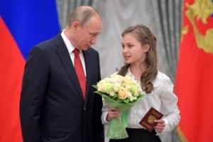 В День России Владимир Путин вручил паспорта десяти юным россиянам