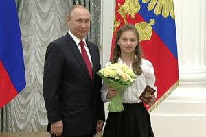 Владимир Путин вручил астраханской школьнице паспорт