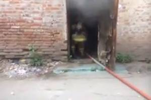 В центре Астрахани из горящего дома спасатели эвакуировали бабушку