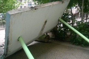 В Астрахани на улице Сун Ят-Сена обрушился бетонный козырёк в доме