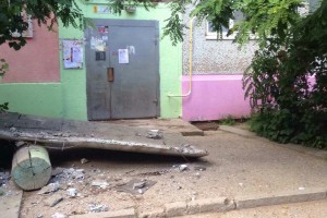 В Астрахани козырёк над подъездом в доме на улице Сун Ят-Сена мог упасть из-за ржавчины