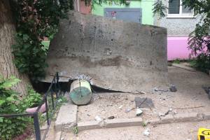 В Астрахани рухнул бетонный козырёк дома