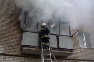 В Астраханской области сгорели жилой дом и автомобили, спасены 12 человек