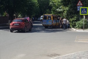 Водитель маршрутного такси спровоцировал аварию в центре Астрахани