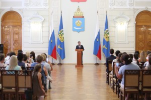Губернатор вручил российские паспорта отличившимся школьникам