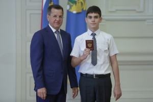 Александр Жилкин вручил паспорта астраханским школьникам