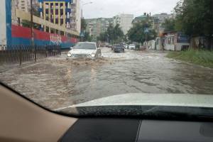 Автомобили &#171;плывут&#187; по затопленным улицам Астрахани