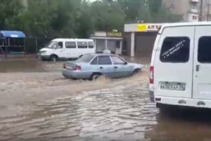 Улицы Астрахани превратились в бурные реки