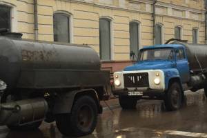 В Астрахани 14 машин откачивают воду