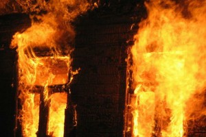 В Трусовском районе Астрахани ночью сгорел жилой дом, спасены двое