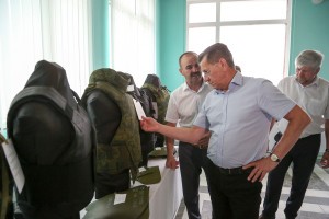 Глава Астраханской области посетил завод по производству бронезащиты в Камызякском районе