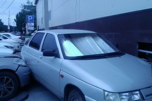 В Астрахани «Лада» от удара иномарки, водитель которой перепутала педали, влетела в стену