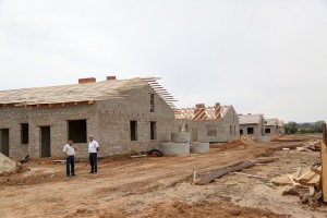 В  Астраханской области строят дома для переселенцев из хижин