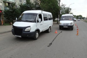 В Астрахани во время буксировки пассажирского такси оторвался трос, пострадала женщина