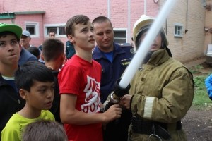 Дети из посёлка Володарский израсходовали три тонны воды за пять с половиной минут