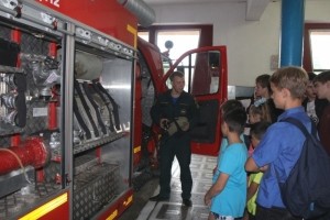В Астрахани подростки забрались в пожарный автомобиль